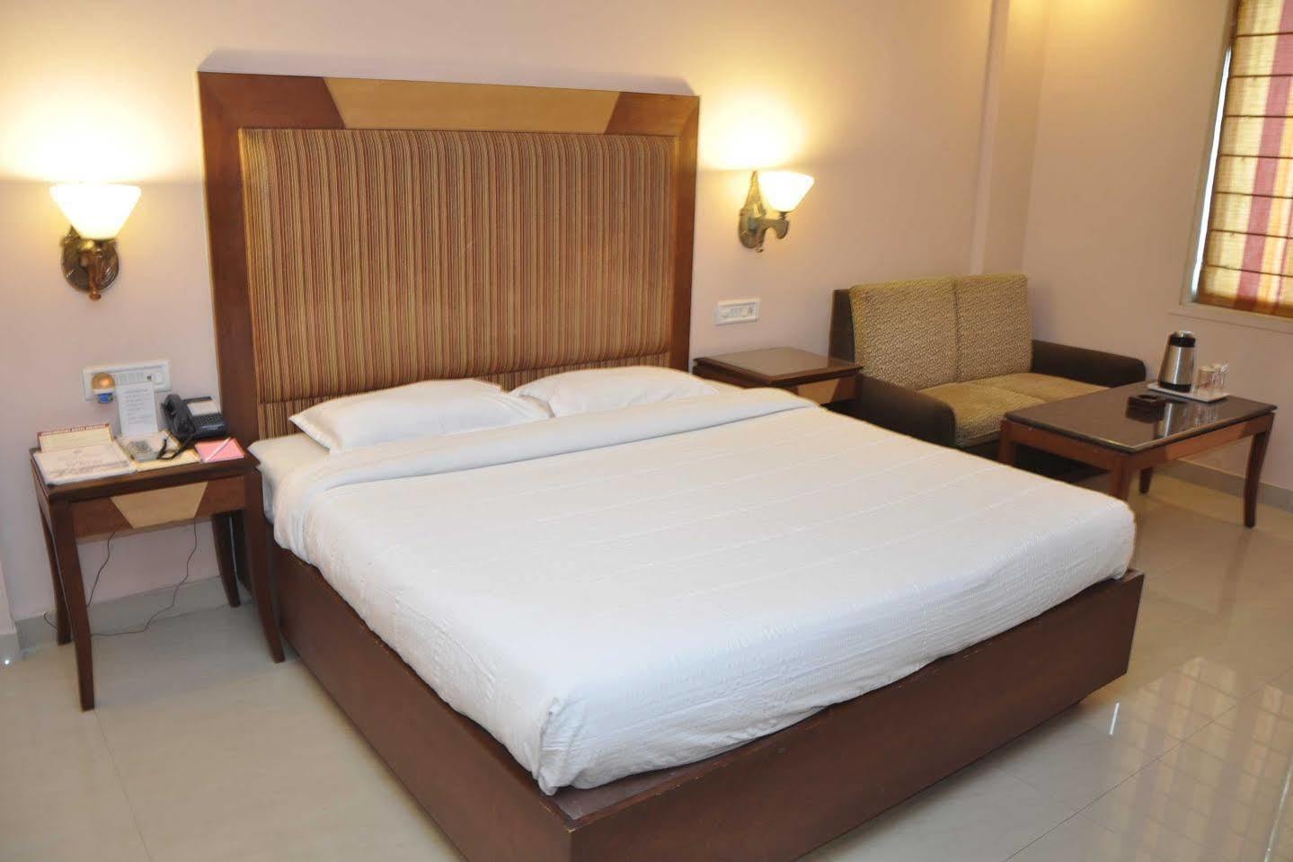 Hotel Grand International Rāipur Kültér fotó